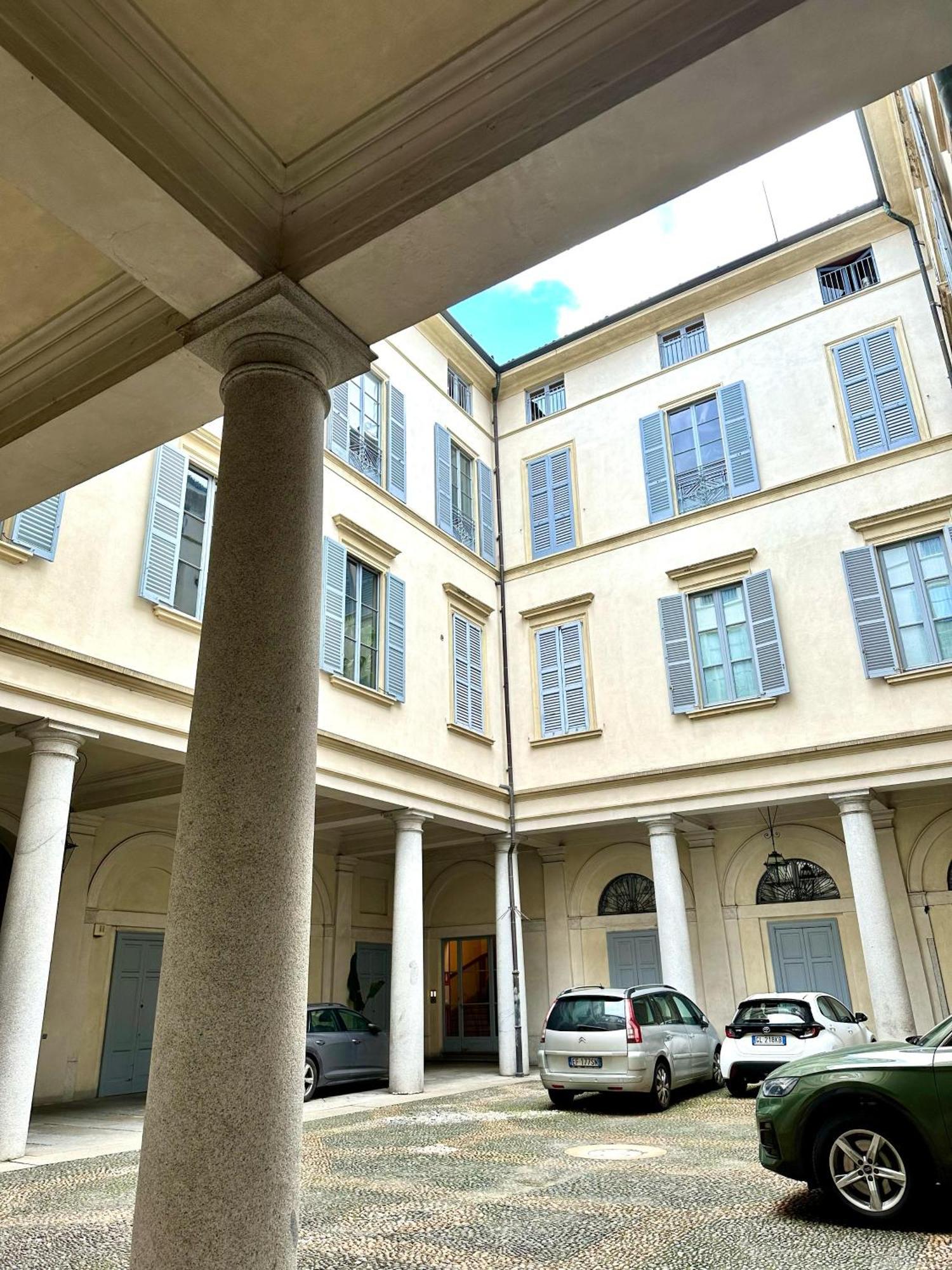 Nerino House, Elegante E Tranquillo Appartamento A 5 Minuti Dal Duomo Mediolan Zewnętrze zdjęcie